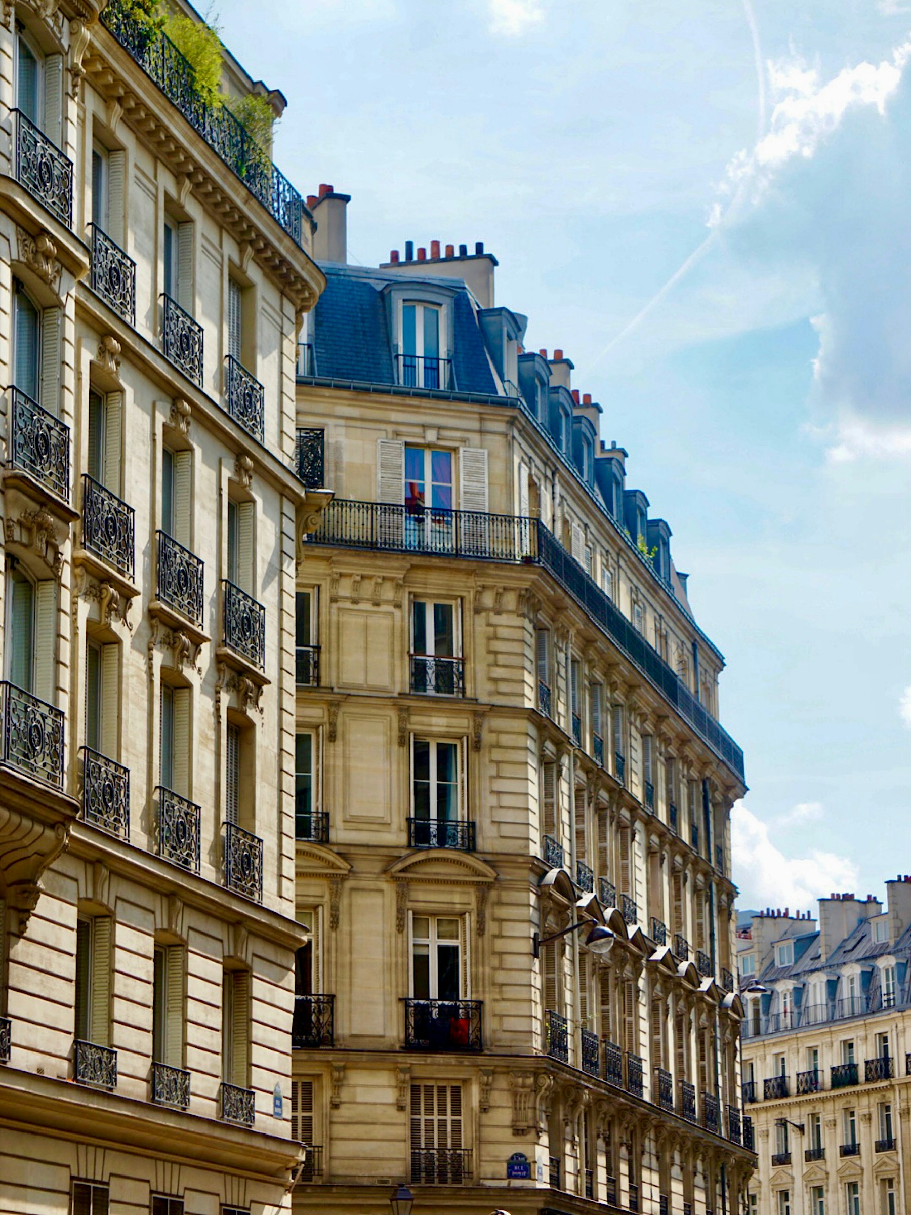 Façades parisiennes et balcons en fer forgé